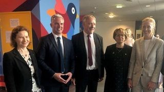 Photo-avec-m-combe-angers-cnr-petite-enfance.jpg