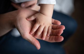 Main d'un enfant