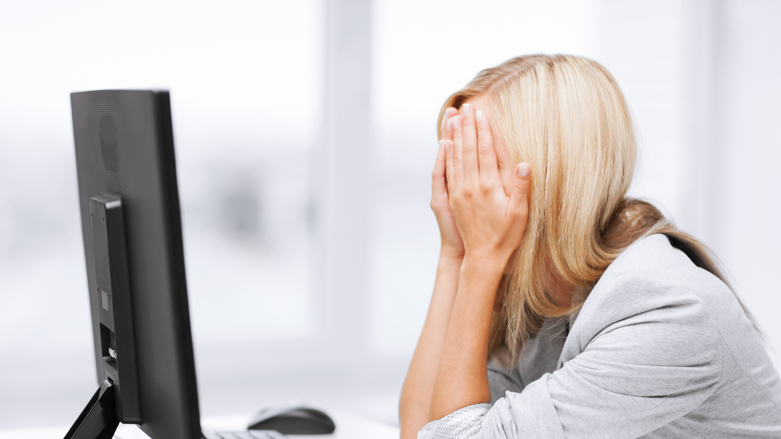 Illustration femme en difficulté devant son ordinateur